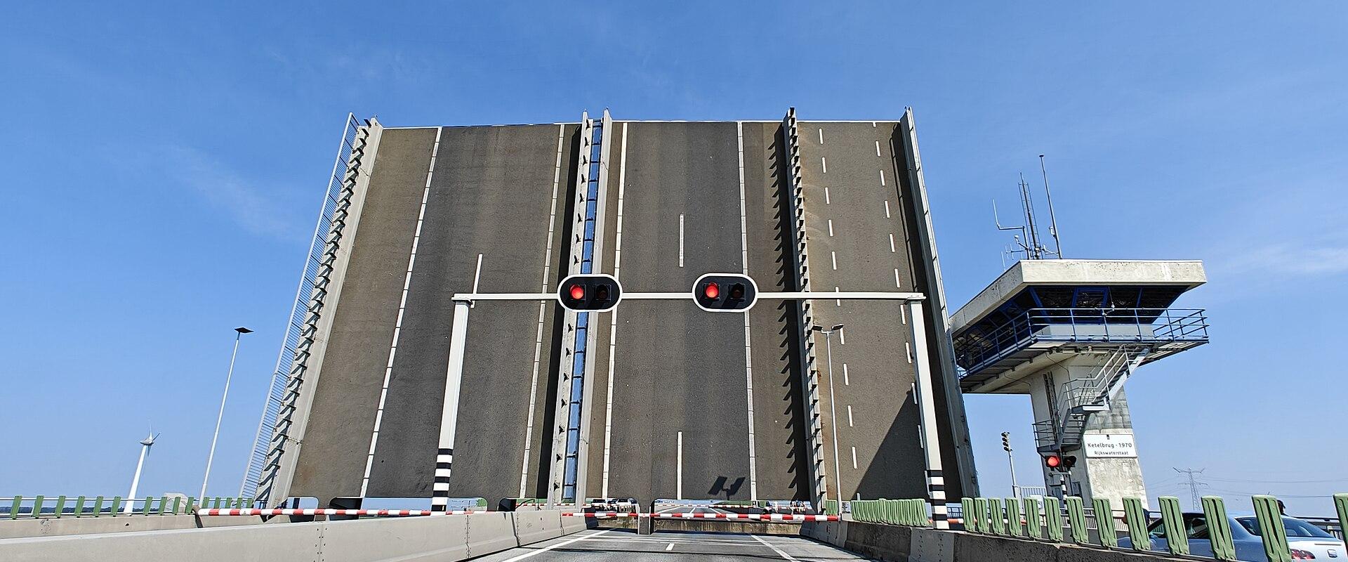 Ketelbrug (Flevoland) geopend vanaf de zuidkant (closeup) september 2024